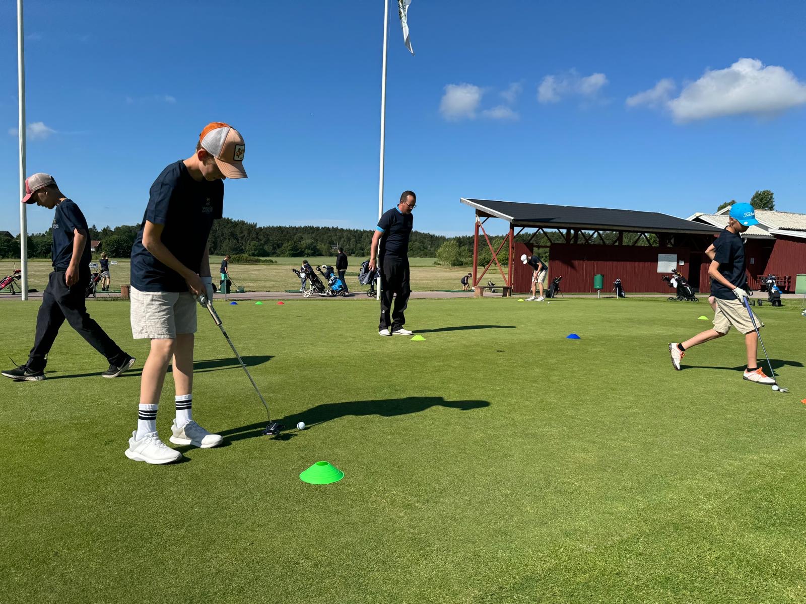 junior spelar golf på sommarläger
