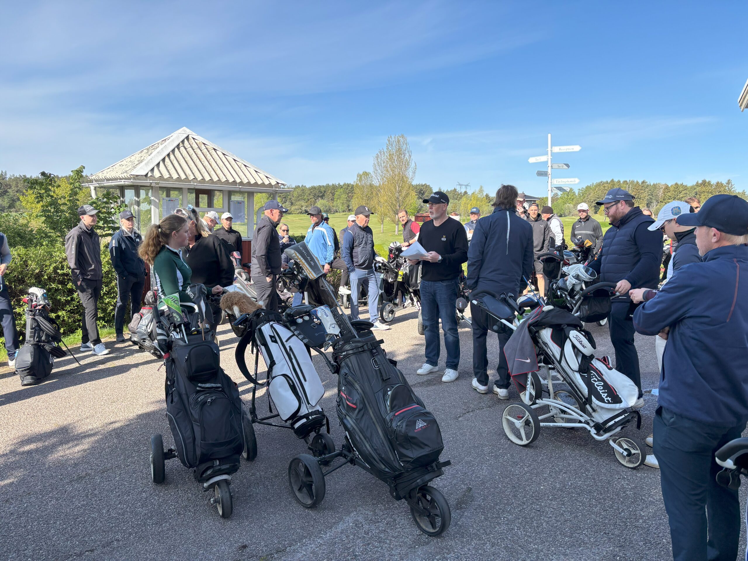Tävlingledningen håller uppstartsmöte